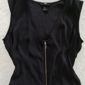 H&M black zip-front sleeveless Dress with fitted styling and vertical seam lines